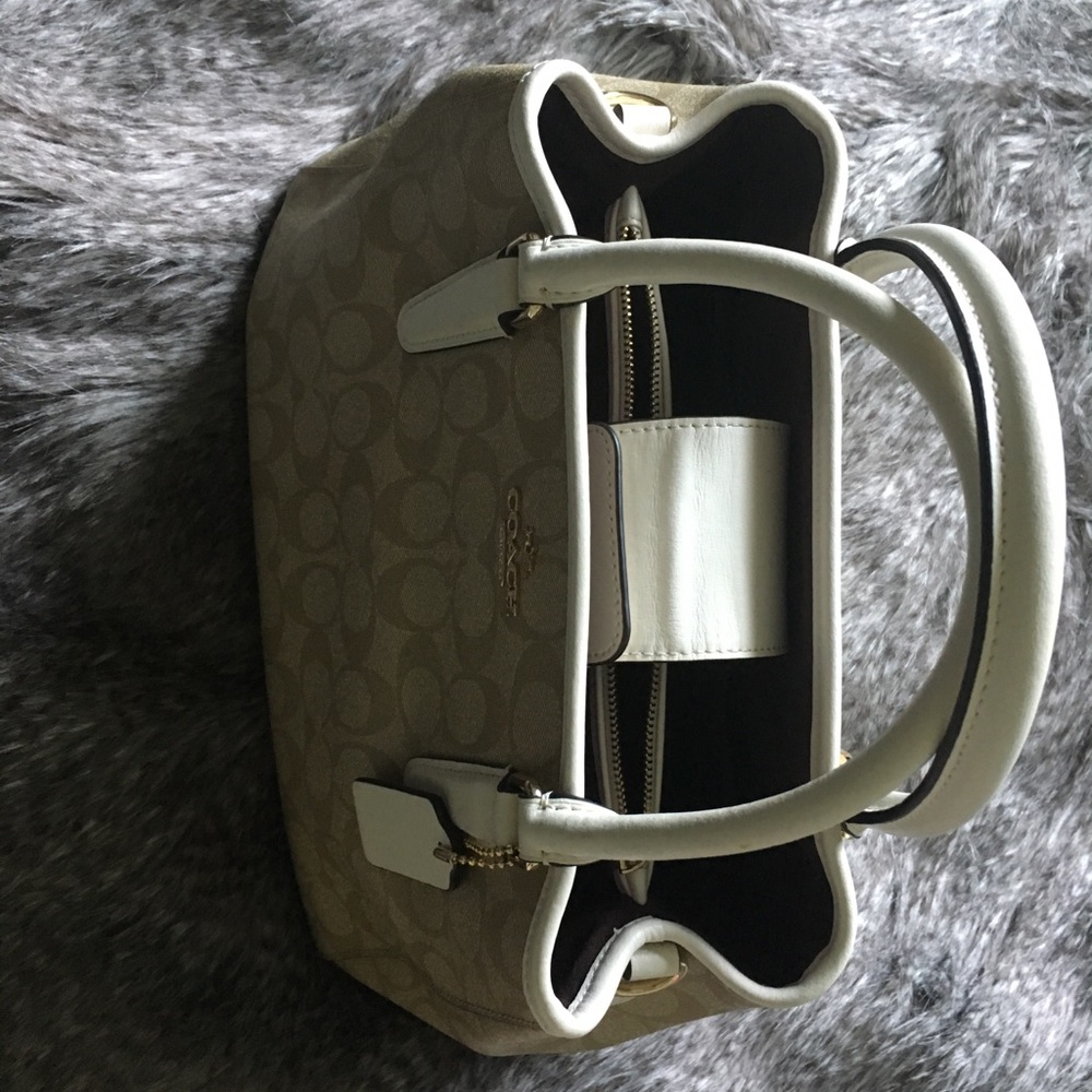 Authentic Coach Handbag with strap - Picture 5 of 8